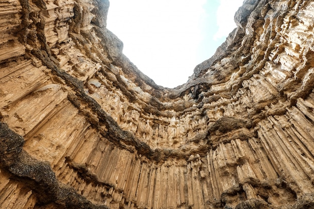 Seltsame Formenklippe des Sandes unter Himmel in Thailand