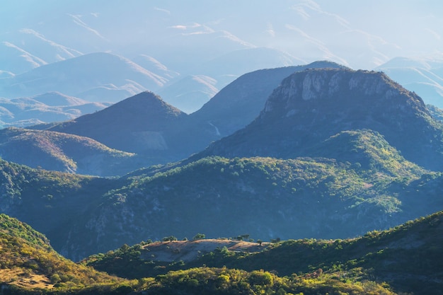 Selva e montanhas na estação das chuvas no México