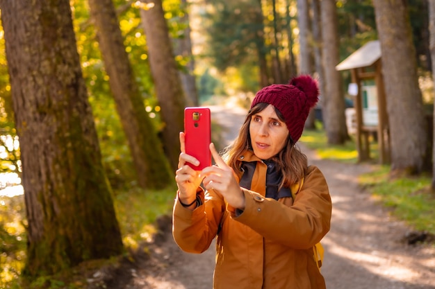 Selva de Irati o en otoño, estilo de vida, un joven excursionista tomando fotos en el bosque. Ochagavía, norte de Navarra en España, Selva de Irati