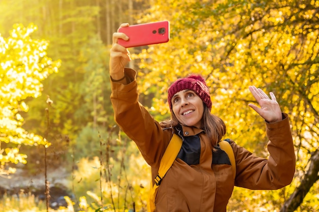 Selva de Irati o en otoño, estilo de vida, un joven excursionista tomando un selfie en el bosque. Ochagavía, norte de Navarra en España, Selva de Irati