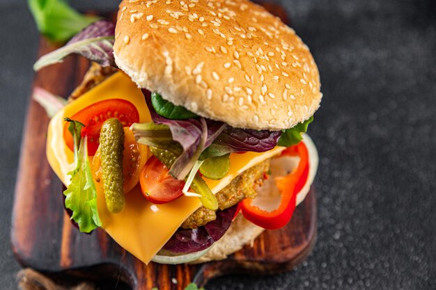 sem carne hambúrguer vegetariano costeleta carne vegetal tomate maxixe alface refeição comida lanche na mesa