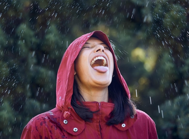 Foto sem chuva, não haverá arco-íris. foto de uma jovem com a língua de fora para sentir a chuva lá fora.