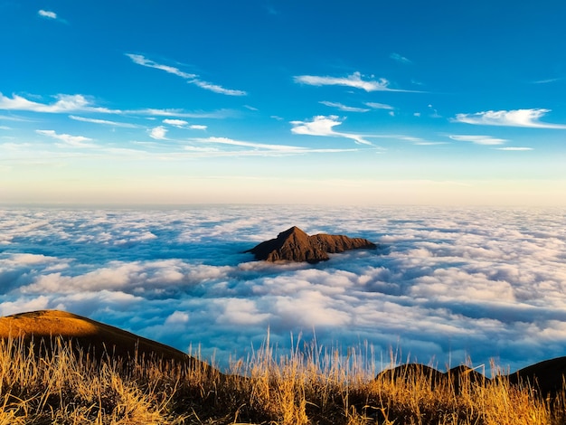 sem humanos paisagem céu nuvem ao ar livre dia céu azul montanha grama céu nublado paisagem