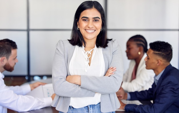 Sem medo e objetivo Foto de uma jovem empresária no meio de uma reunião