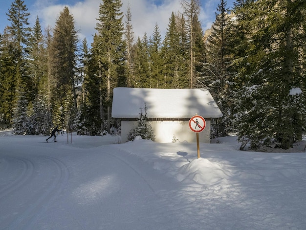 Sem raquetes de neve, as pessoas passam nas dolomitas panorama de neve val badia armentarola