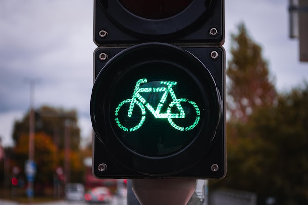 Semáforo de bicicletas concepto urbano y direcciones de tráfico por carretera en Kiel, Alemania