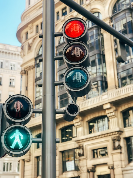 Semáforo brilhante na intromissão do centro da cidade