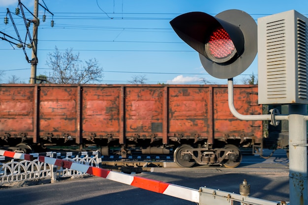 Semáforo en cruce ferroviario