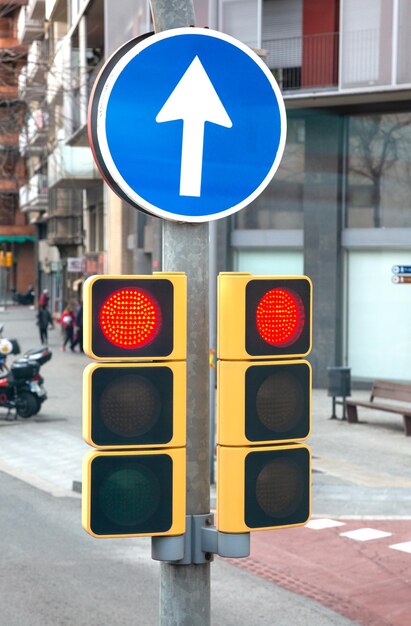 Semáforo da cidade mostrando vermelho.