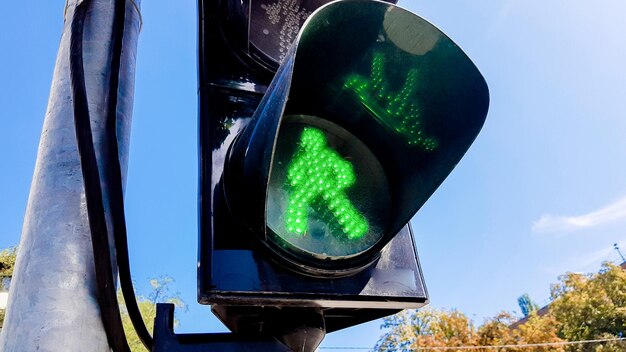 Foto semáforo de trânsito com luz verde e seguro para o movimento sináforo para pedestres homem verde