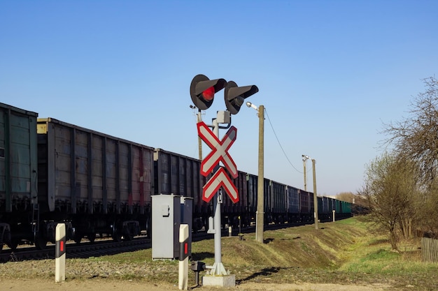 Semáforo e trem na estrada de ferro