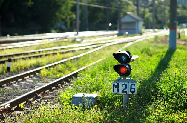 Semáforo ferroviário com fundo ferroviário diagonal hd