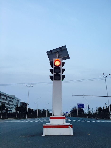 Semáforo iluminado en la calle contra el cielo