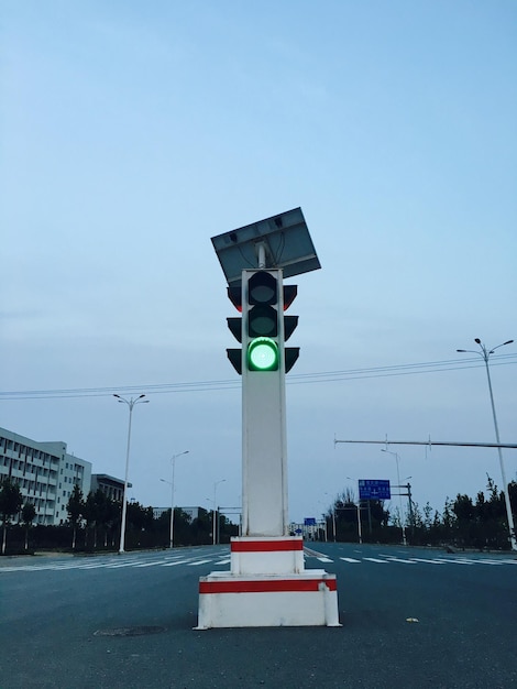 Semáforo iluminado en la calle contra el cielo