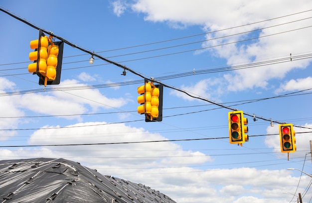 El semáforo con luz para peatones simboliza el control del tráfico de seguridad vial y el ordenado