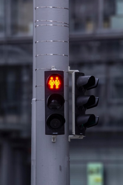 Un semáforo con una luz roja encendida