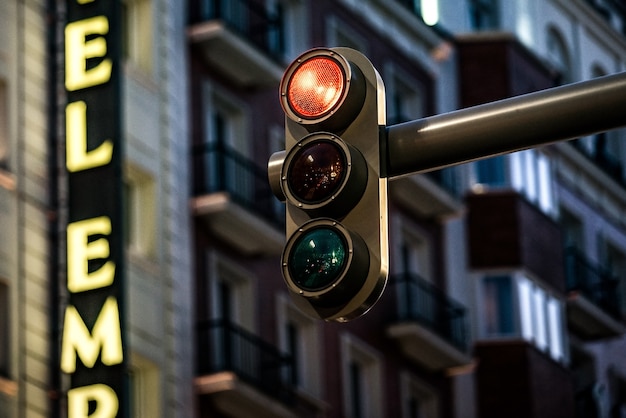 Semáforo moderno, mostrando a cor vermelha à noite em uma cidade moderna