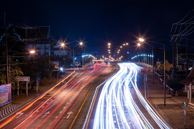 Foto semáforo de muchos coches en el puente de naresuan por la noche