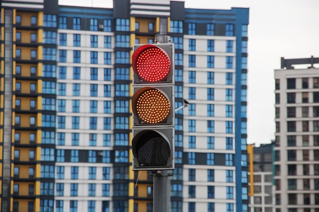 Semáforo rojo en el fondo de edificios modernos