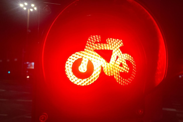 El semáforo en rojo prohíbe la circulación de ciclistas