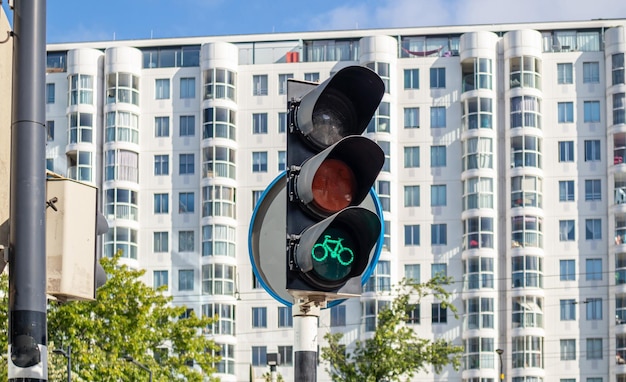 Semáforo verde de bicicletas en el fondo de la fachada del edificio