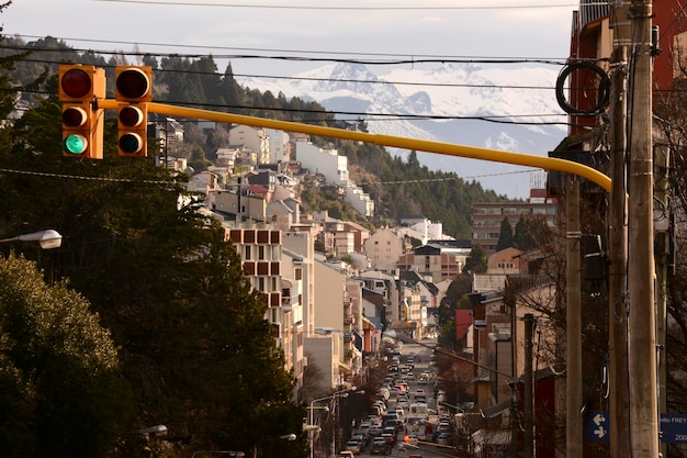 semáforo verde en la ciudad de Bariloche con montañas en el fondo