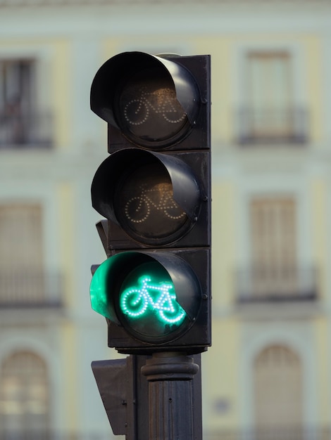 Foto semáforo verde em uma rua. vamos em frente.