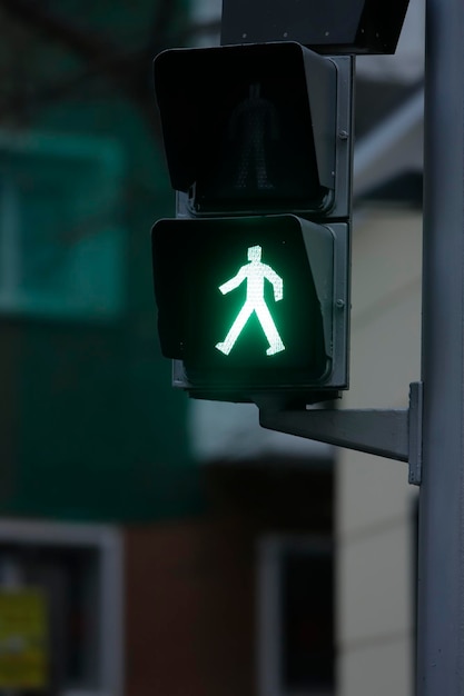 Foto semáforo verde con figura de una persona que camina