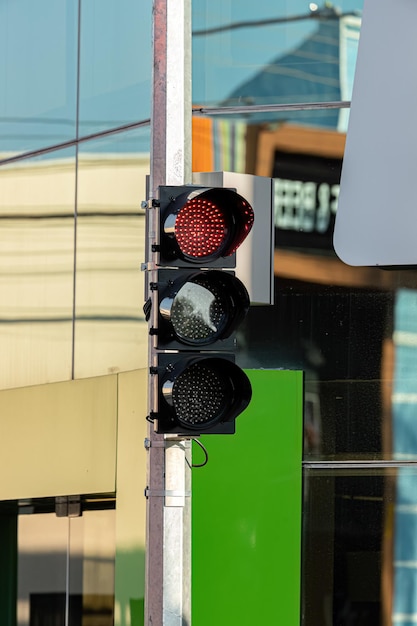 Semáforo con verde rojo encendido