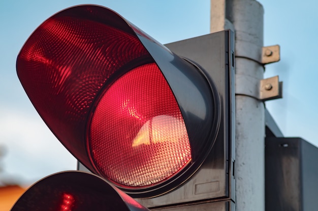 Semáforo vermelho. sinalização rodoviária para cruzamento e controle para transporte.