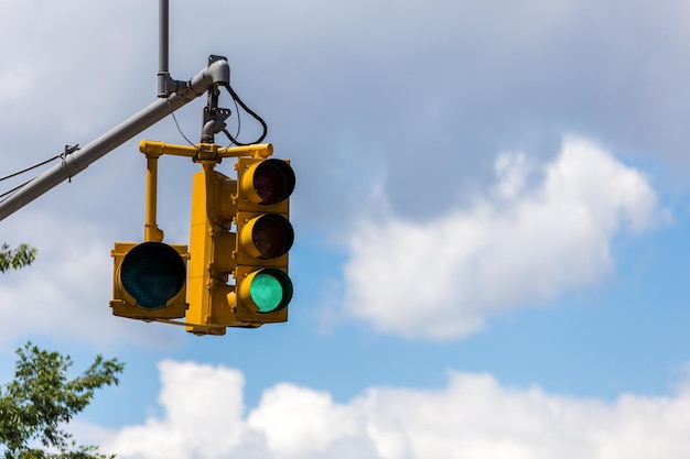 Semáforos amarelos em uma rua na cidade de nova york