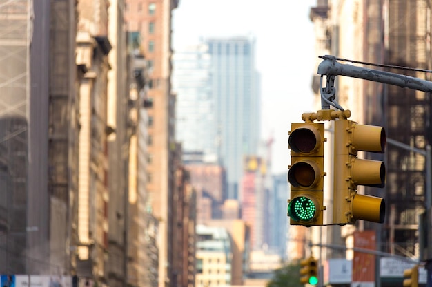 Semáforos amarillos en una calle de la ciudad de Nueva York