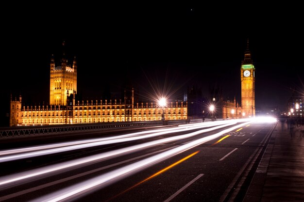 Semáforos brancos na ponte de westminster