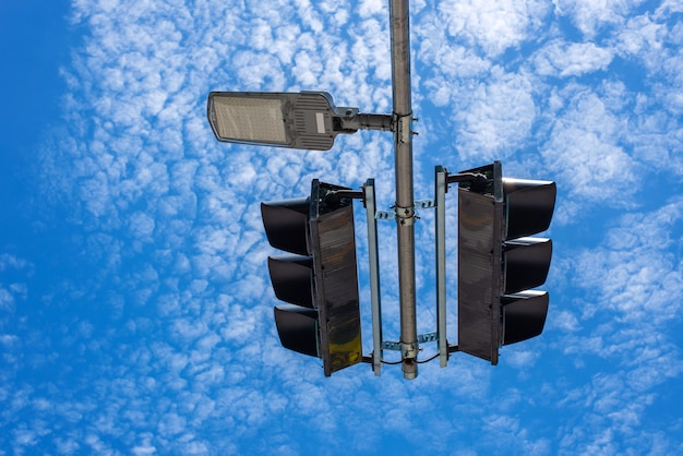 Semáforos de tráfego terrestre e fundo de céu azul