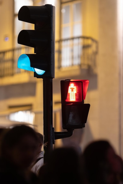 Los semáforos son rojos y azules en la calle.