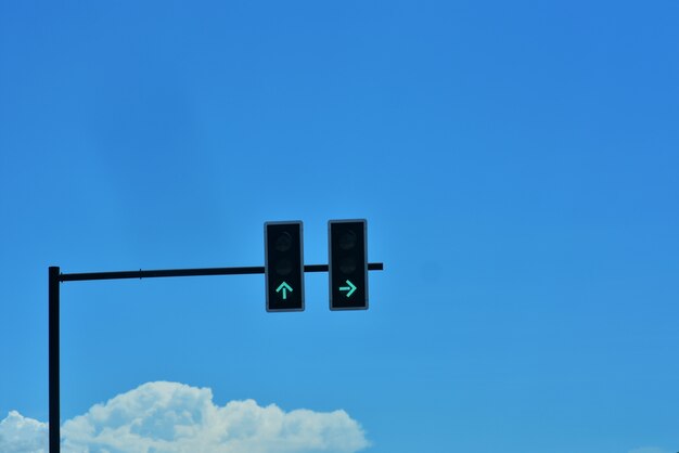 Semáforos verdes en la intersección