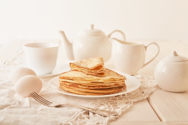 Semana de los panqueques: panqueques con miel y té sobre la mesa