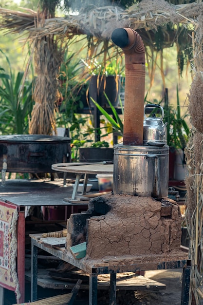 semaver - una estufa para hervir agua - en un restaurante al borde de la carretera en la Turquía rural