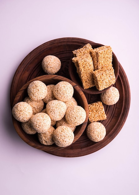 Semente de Amarnath, Cholai ou Rajgira laddo, Também em forma de cubo chamado chikki ou em forma de bolo, comida indiana doce e saudável servida em um prato e tigela. Foco seletivo