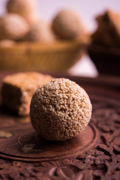 Semente de Amarnath, Cholai ou Rajgira laddo, Também em forma de cubo chamado chikki ou em forma de bolo, comida indiana doce e saudável servida em um prato e tigela. Foco seletivo