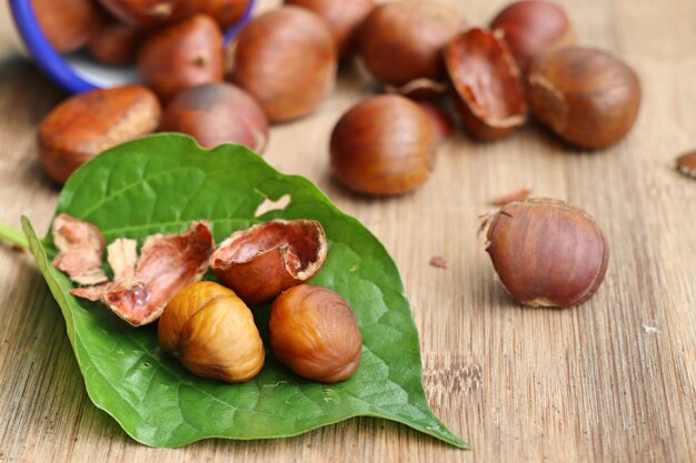 semente de castanhas em madeira