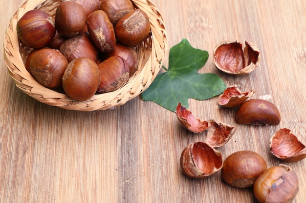 semente de castanhas em madeira