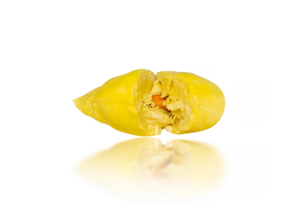 Semente de durian madura com polpa amarela isolada em objeto isolado de fundo branco com traçado de recorte