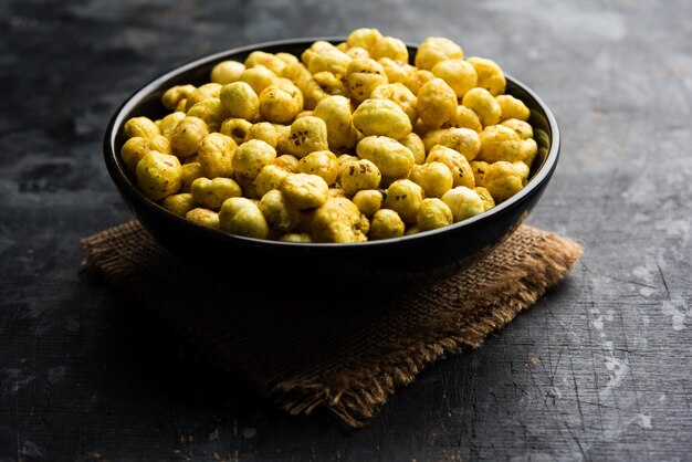 Semente de Phool Makhana assada ou Crispy Lotus pops servida em uma tigela, foco seletivo