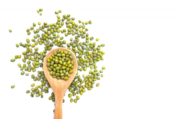 Foto semente fresca crua dos feijões de mung ou feijões verdes orgânicos em uma colher de madeira.