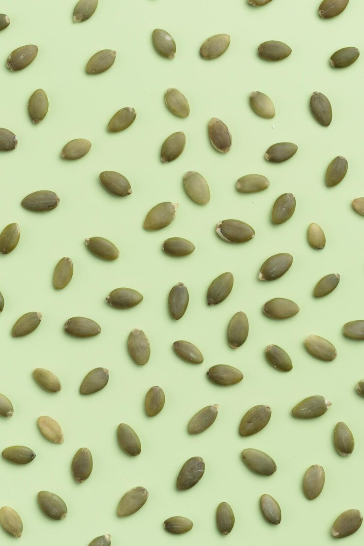 Sementes de abóbora em um fundo verde