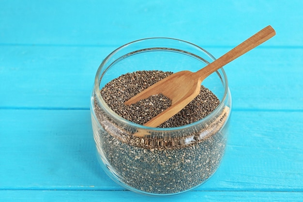 Sementes de chia em frasco com colher na mesa
