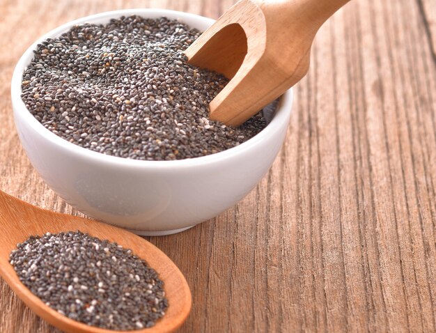 Sementes de chia em uma colher de pau sobre uma mesa