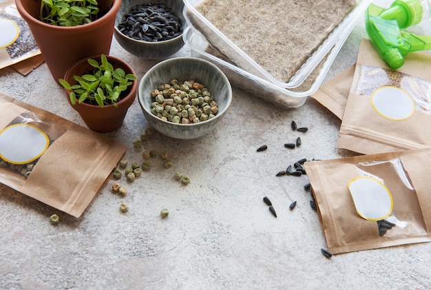 Foto sementes de microgreen em sacos de papel e equipamentos de semeadura de microgreen na mesa alimentos saudáveis