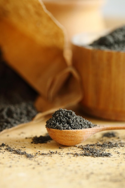 Sementes de papoila com farinha de papoila na mesa de madeira Conceito de doença celíaca